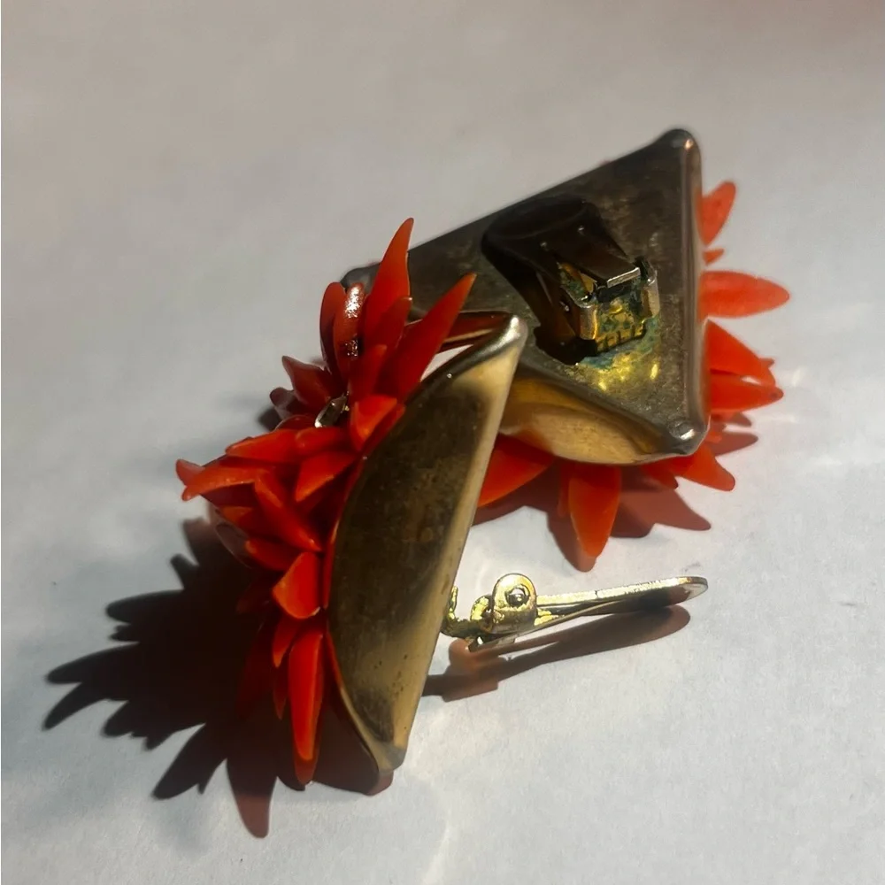 VINTAGE MCM ORANGE FLORAL CLUSTER COSTUME JEWELRY CLIP ON EARRINGS - Picture 5 of 6